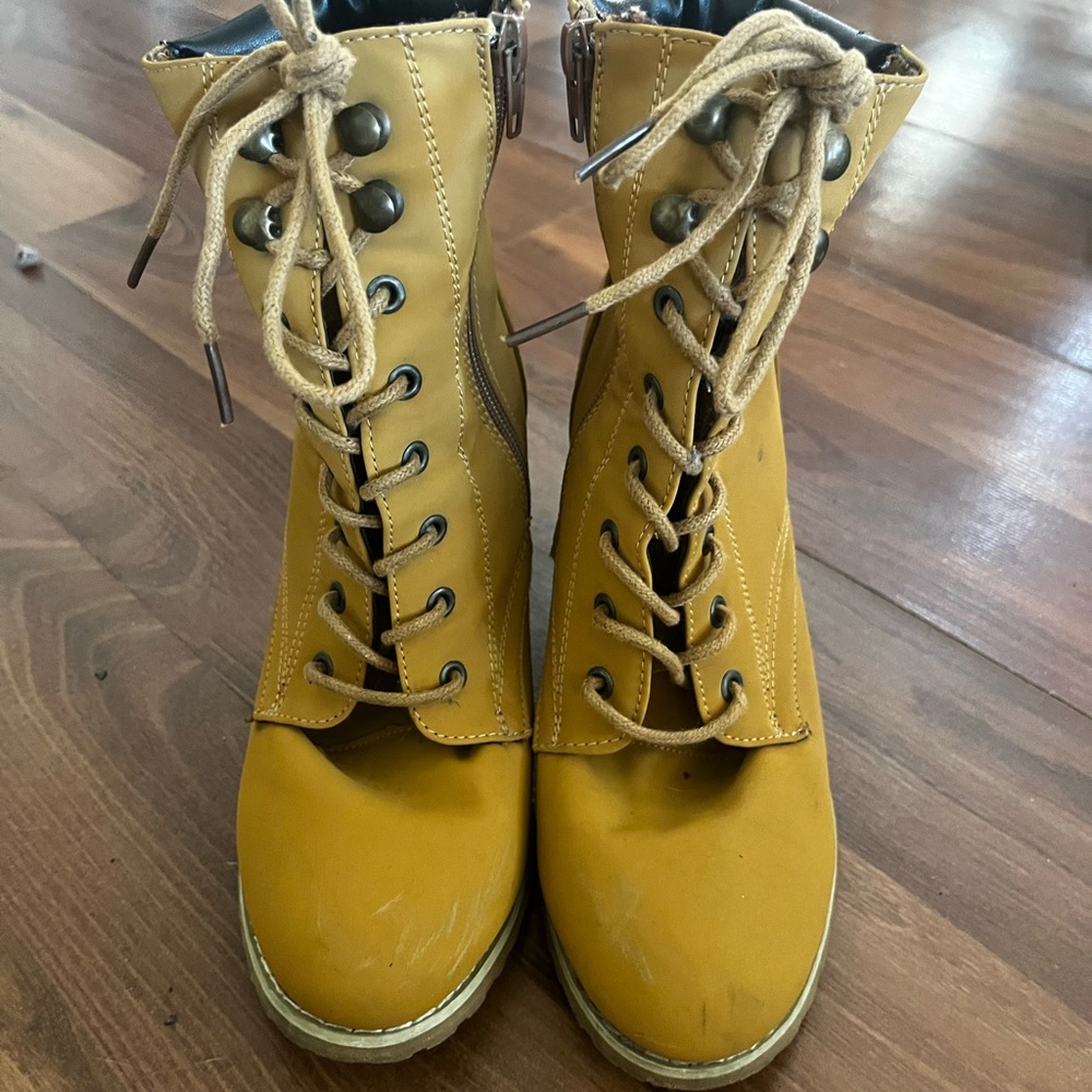 Boots - Picture 3 of 4